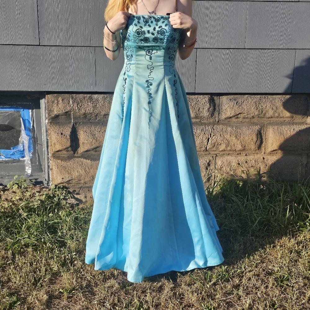 Very pretty homecoming/prom dress